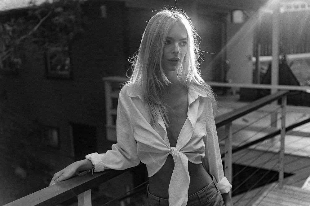 В сорочці на голе тіло: Емілі Ратаковскі показала звабливу фігуру в чуттєвій зйомці